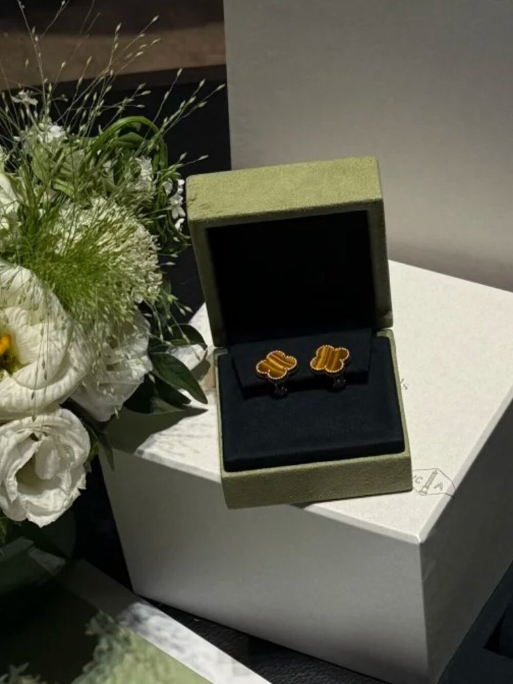 Authentic Van Cleef & Arpels 18K Yellow Gold Earrings - Picture 2 of 6